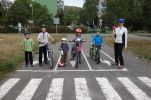 Petra Staňková z Mateřského centra Beruška učí děti, jak se chovat na silnici.